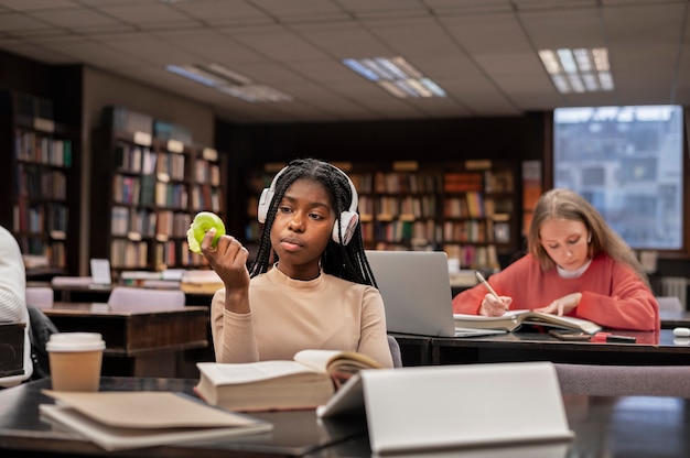 Jeune étudiant travaillant sur affectation