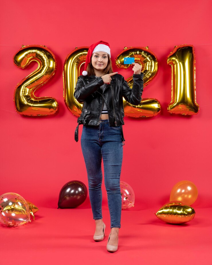 Photo gratuit jeune expressif posant pour le réveillon du nouvel an