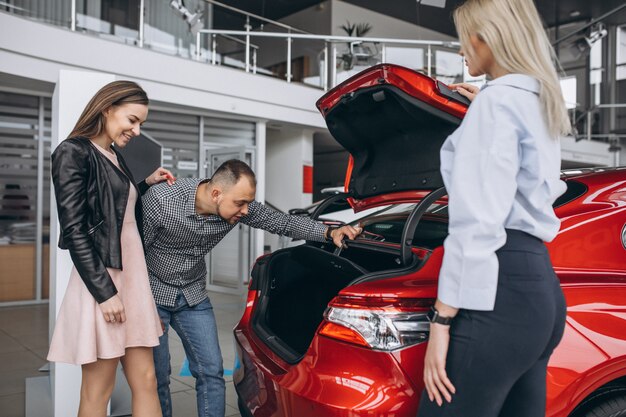 Jeune famille achète une voiture