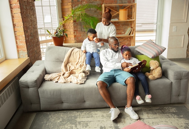 Jeune famille africaine pendant la quarantaine à la maison