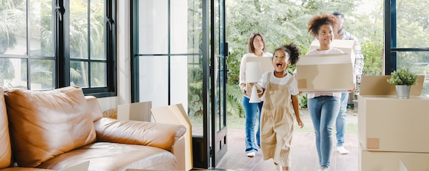 Une jeune famille afro-américaine heureuse a acheté une nouvelle maison.