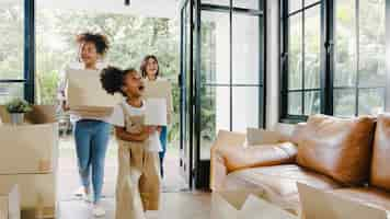 Photo gratuite une jeune famille afro-américaine heureuse a acheté une nouvelle maison.