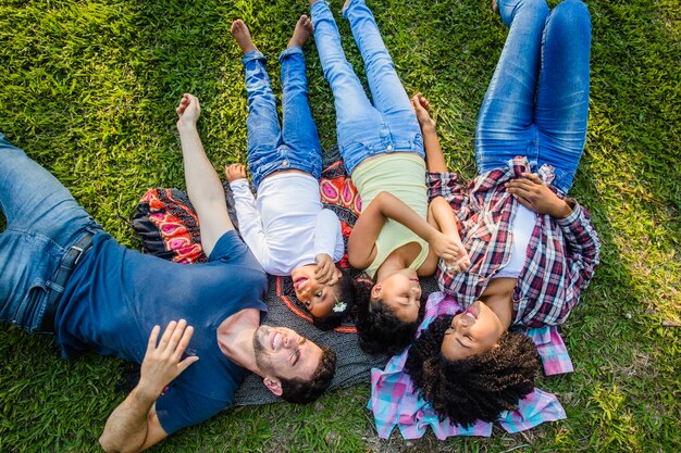 Jeune famille allongée sur l&#39;herbe