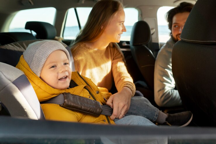 Photo gratuit une jeune famille apprécie son voyage.