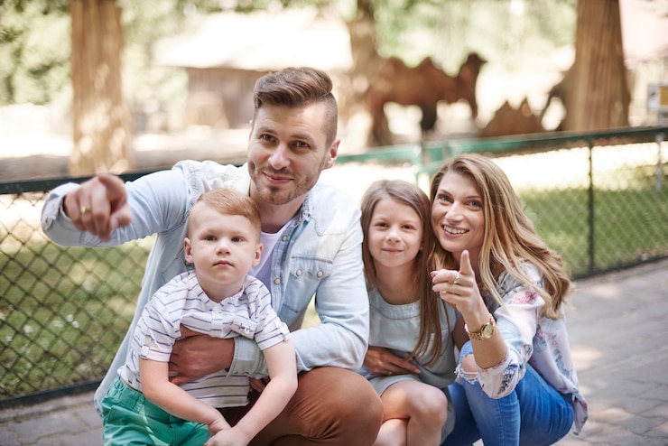 Photo gratuit jeune famille au zoo