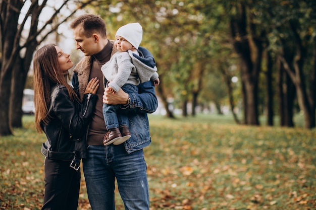 Jeune famille avec bébé dans le parc