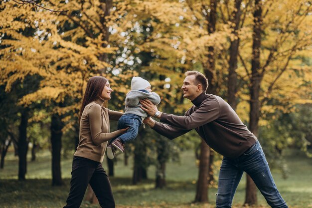 Jeune famille avec bébé dans le parc