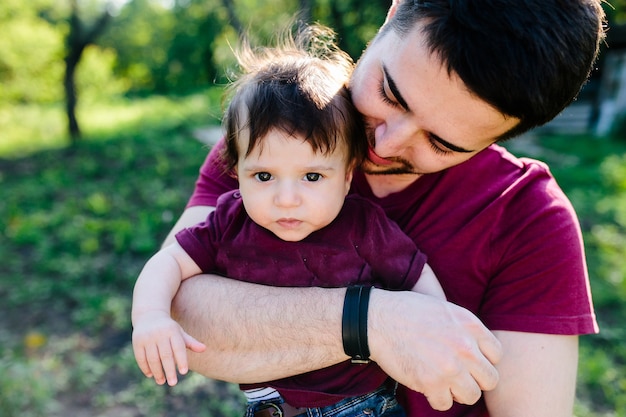 Photo gratuite jeune famille à la campagne profitant de la nature