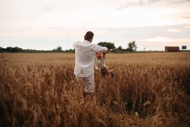 Une jeune famille caucasienne avec un enfant passe beaucoup de temps ensemble et s'amuse