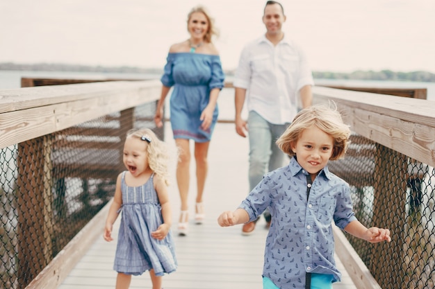 Jeune famille dans la rue