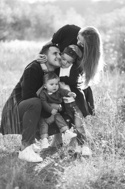 Jeune famille avec deux fils ensemble dans le parc