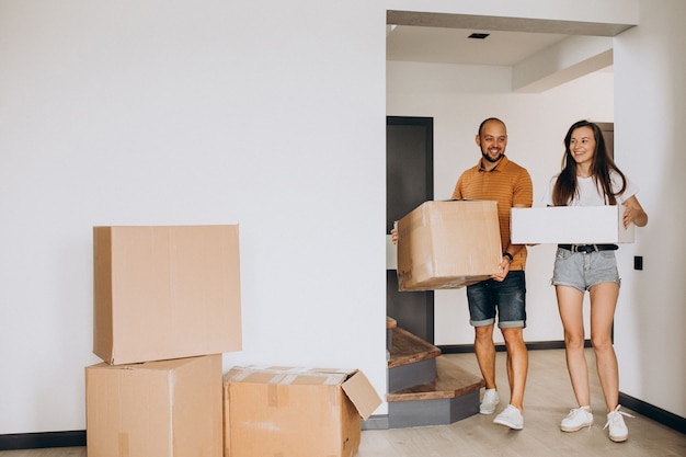 Jeune famille emménageant dans leur nouvelle maison