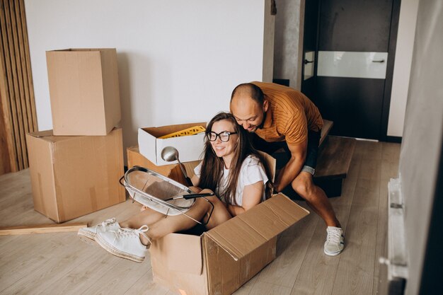 Jeune famille emménageant dans leur nouvelle maison