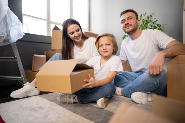 Photo gratuite jeune famille emménageant dans une nouvelle maison