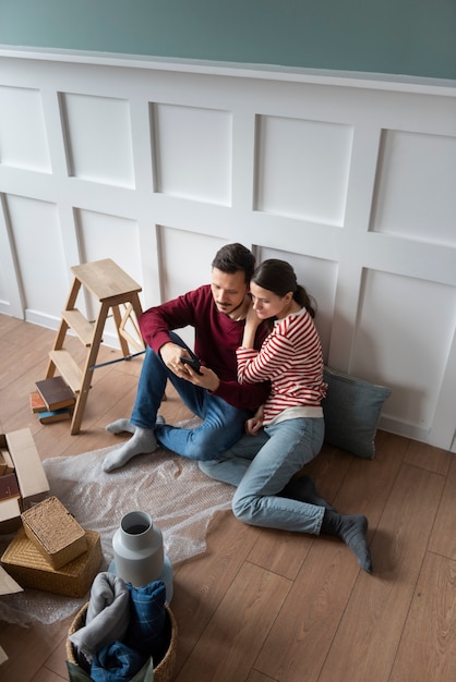 Photo gratuite jeune famille emménageant dans une nouvelle maison