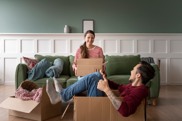 Jeune famille emménageant dans une nouvelle maison