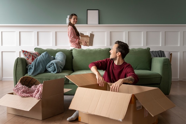 Photo gratuite jeune famille emménageant dans une nouvelle maison