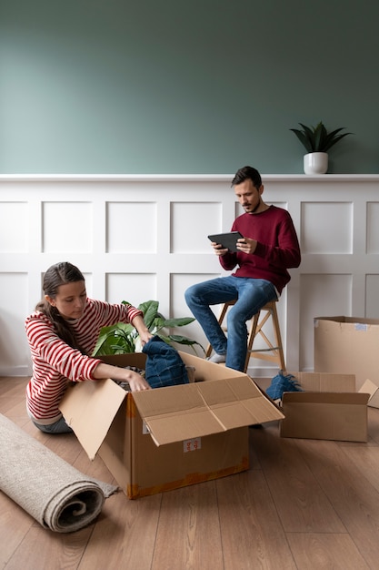 Jeune famille emménageant dans une nouvelle maison