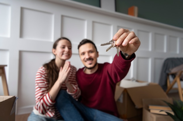 Photo gratuite jeune famille emménageant dans une nouvelle maison