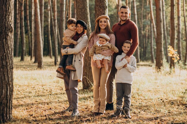 Jeune famille avec enfants dans le parc