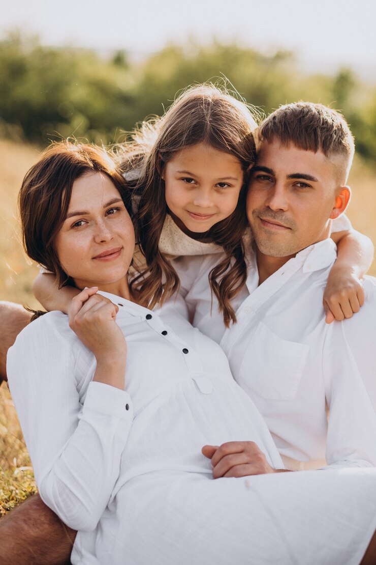 Photo gratuit jeune famille avec fille dans le pré