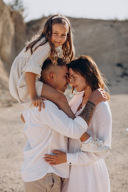 Jeune famille, à, fille, sortir ensemble