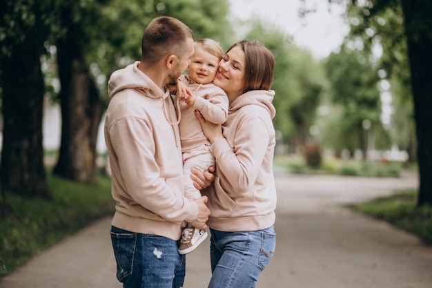 Jeune famille avec leur petit bébé dans le parc