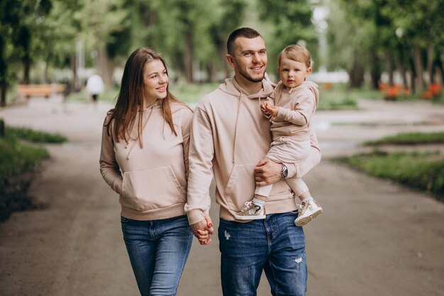 Jeune famille avec leur petit bébé dans le parc