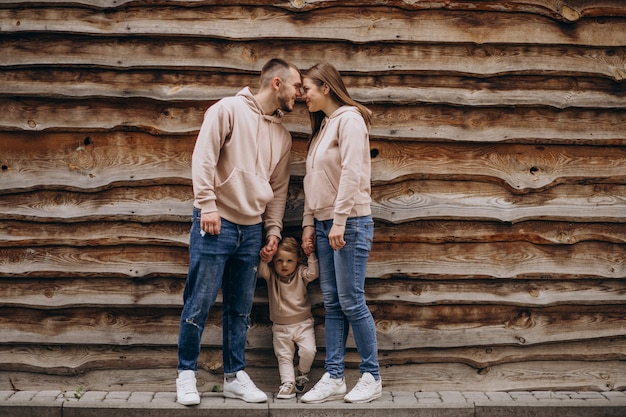 Jeune famille avec leur petit bébé dans le parc