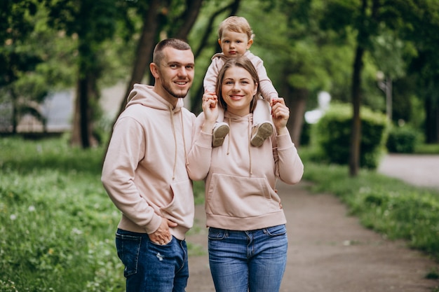 Photo gratuite jeune famille avec leur petit bébé dans le parc