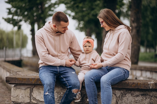 Jeune famille avec leur petit bébé dans le parc