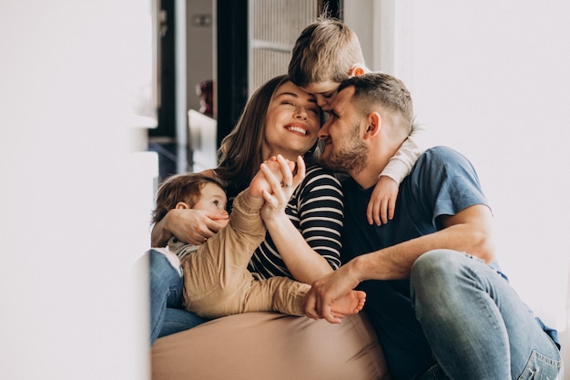 Jeune famille avec leurs fils à la maison s'amuser