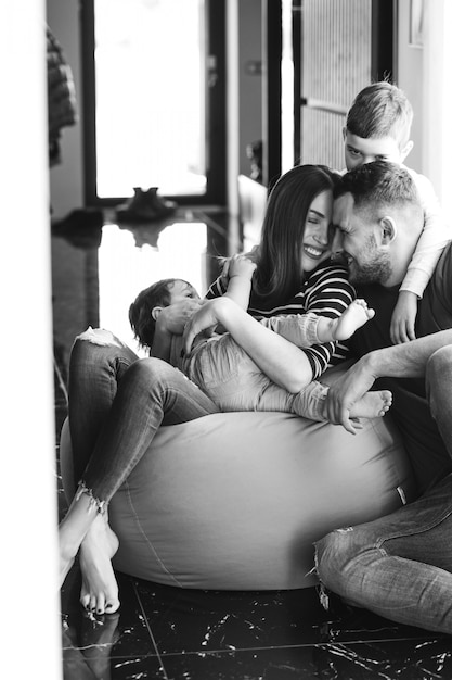 Jeune famille avec leurs fils à la maison s'amuser