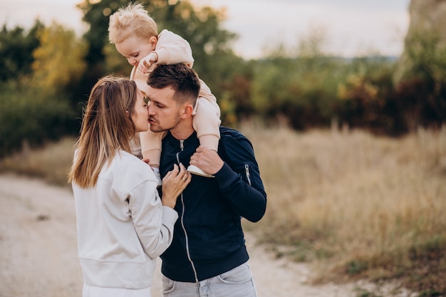 Jeune famille avec petit fils dans le parc