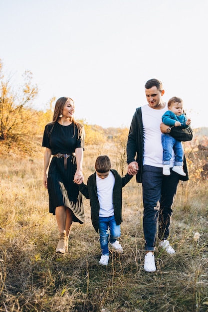 Jeune famille, à, petit fils, marche, dans parc