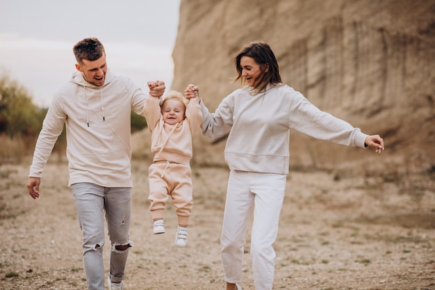 Jeune famille avec petit fils s'amusant ensemble