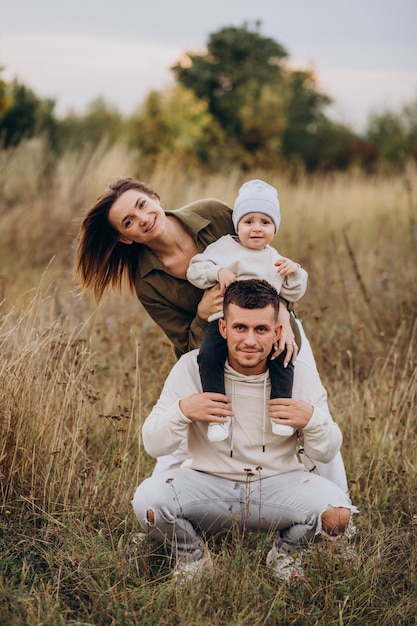 Jeune famille avec petit fils s'amusant ensemble