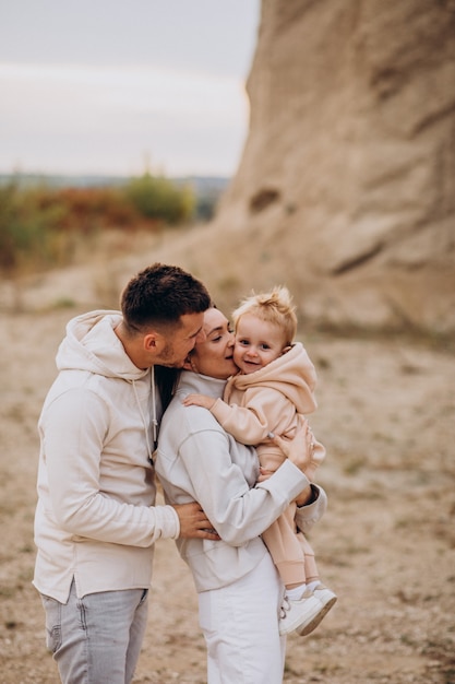 Jeune famille avec petit fils s'amusant ensemble