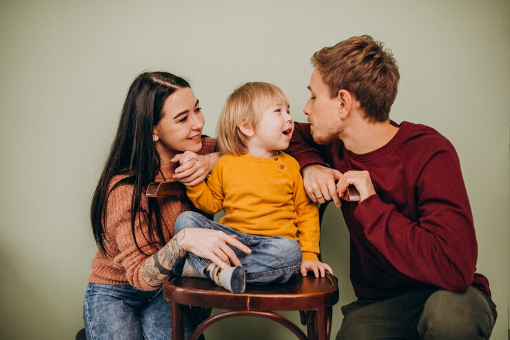 Photo gratuit jeune, famille, petit, fils, séance, chaise