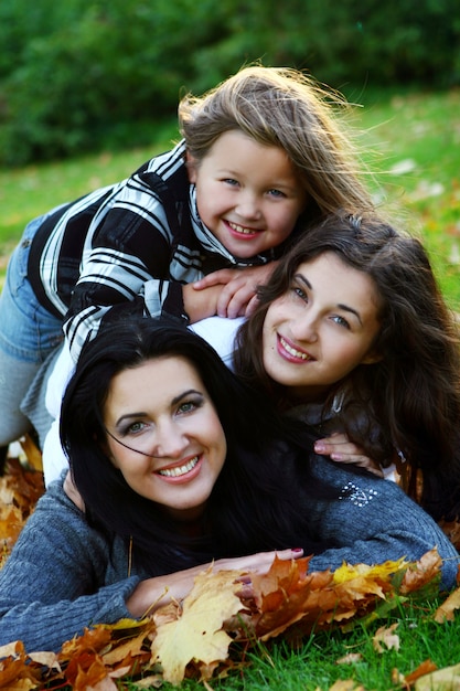 Jeune famille, prendre, sain, promenade, par, automne, parc