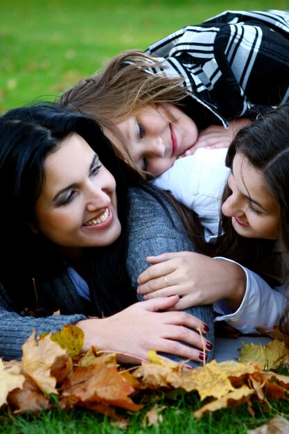 Jeune famille, prendre, sain, promenade, par, automne, parc