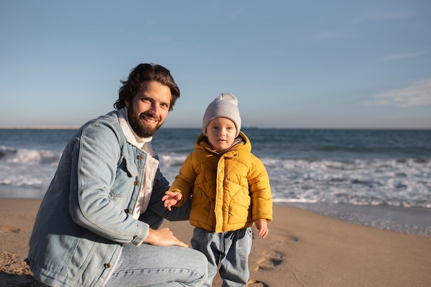 Jeune famille profitant de leur voyage