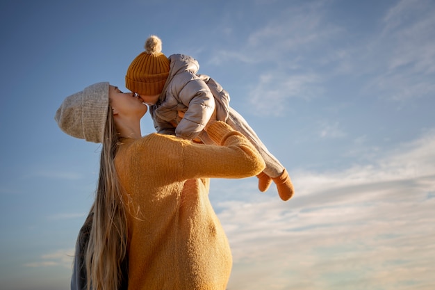 Jeune famille profitant de leur voyage