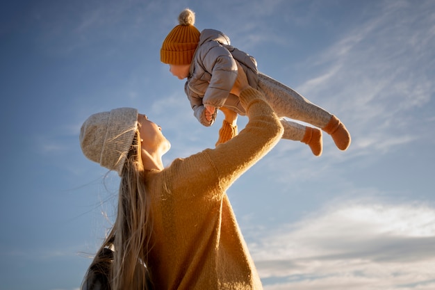 Jeune famille profitant de leur voyage