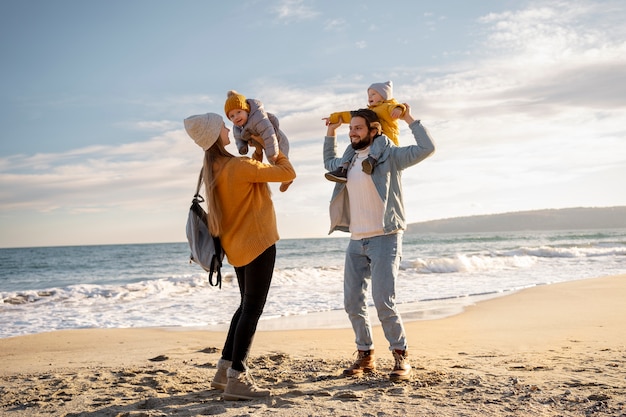 Photo gratuite jeune famille profitant de leur voyage