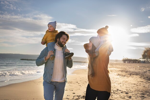 Jeune famille profitant de leur voyage