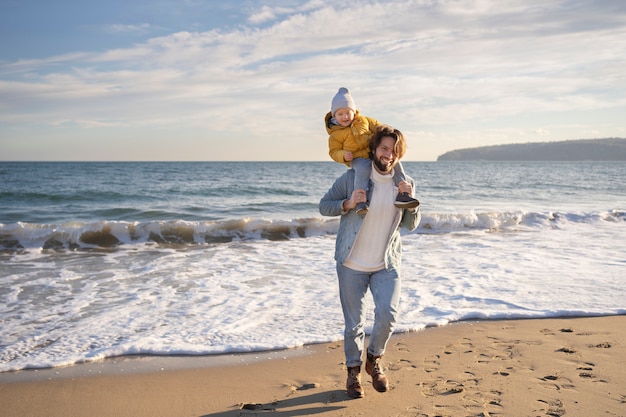 Photo gratuite jeune famille profitant de leur voyage