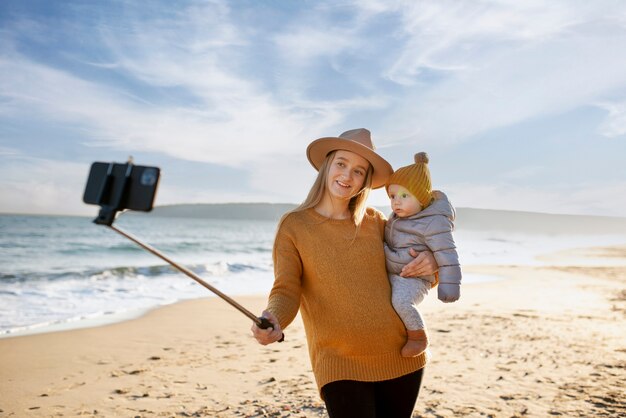 Jeune famille profitant de leur voyage