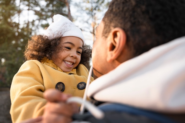 Photo gratuite jeune famille profitant d'un voyage