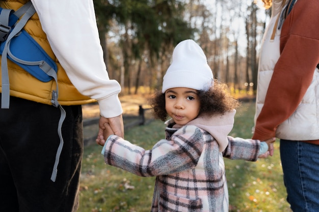 Photo gratuite jeune famille profitant de voyages